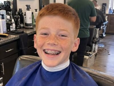Der Friseur meines neunjährigen Sohnes beugte sich nach dem Haarschnitt zu mir und flüsterte: „Wenn Sie nach Hause kommen, schauen Sie hinter sein linkes Ohr.“ Zwanzig Minuten später standen zwei Polizeiwagen vor meinem Haus.